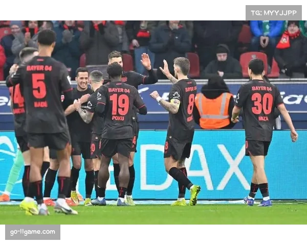 现场：奥格斯堡主场因球迷投掷杂物比赛中断五分钟